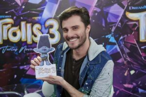 Juliana Vasconcelos Póvoas Instagram - Eu só quero dizer que tô MEGA FELIZ por fazer parte do time de dubladores de #Trolls3Filme! 

Amanhã, 12 de outubro o filme chega aos cinemas e eu tô muito animada!

A Poppy é uma personagem MUITO especial pra mim. Arrisco dizer que Trolls é a animação que mais me identifico e mais amo. Os filmes são sempre muito divertidos, coloridos, sensíveis e cheios de músicas incríveis.

Não tem como não amar! Bora pro cinema!

Ah, e as fotos são do nosso Press Day, que foi uma delícia! Felizona por participar. 🥰

@universalpicsbr