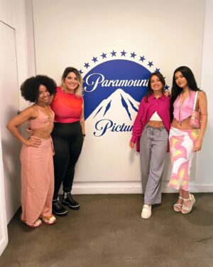 Juliana Vasconcelos Póvoas Instagram - #MeninasMalvadas nos cinemas!

Pára tudo que eu dublei a Cady Heron! 

Tô felizona por fazer parte do elenco de dublagem da adaptação do musical #MeanGirls pro cinema. 

Parabéns ao timaço de dubladores e à toda a equipe @universalcinergia. Muito obrigada, @bea_debeatriz, nossa diretora e Regina George. Amassaste! 

Fotos do nosso encontro na @paramountbrasil pra assistirmos ao longa dublado. 😉🩷

#MeamGirls #MeninasMalvadas #cadyheron #reginageorge