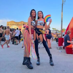 Juliana Vasconcelos Póvoas Instagram - Te escolho todos os dias, meu amor, porque ter você na minha vida ilumina o meu coração. Sua alma brilha e é tão linda quanto o que a gente vê por fora. Te amo! ❤️✨️🌈

@liv.saraiva

#diadosnamorados #namoradas #amor #lovewins #pride