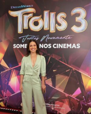 Juliana Vasconcelos Póvoas Instagram - Ainda em êxtase e ansiosa pra todos assistirem ao #Trolls3Filme. Tá MUITO maravilhoso! Que prazer dar voz novamente à Poppy ao lado dos incríveis @hugobonemer (Tronco) e @larissamanoela (Viva). Vocês são fantásticos em todos os aspectos possíveis. Esse trio vibra numa harmonia perfeita. Amei! Parabéns demais e sucesso! 🥰

@universalpicsbr