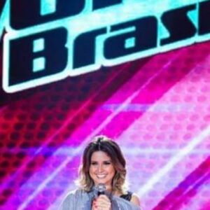 Juliana Vasconcelos Póvoas Instagram - Há dez anos eu subi no palco do @thevoicebrasil e corajosamente cantei #Gasolina, uma música autoral, que eu já havia lançado pela @deckdisc, produzida por @oibernardo. 

Estava nervosíssima, entreguei o melhor que pude, ainda que, ao meu ver, tenha sido uma audição com algumas falhas e instabilidades. Lembro que comprei uma TV enorme e chamei amigos para assistirem comigo a exibição do programa. Recebi muito amor e apoio da minha família, dos meus amigos, das pessoas que já acompanhavam a minha trajetória e das pessoas que passaram a me conhecer ali. 

Na época, a música passou a tocar em algumas festas, foi performada por drags incríveis e eu fiquei mega feliz por isso. Dez anos depois, a canção foi regravada pela @paulafernandes e o meu coraçãozinho de compositora ficou emocionado por ver uma artista com grande público regravando a minha canção (valeu, @danirigon). 

Quem já ouviu #Gasolina?

#TheVoice #TheVoiceBrasil #TheVoiceBrasil2013 #TheVoiceBrasil2023