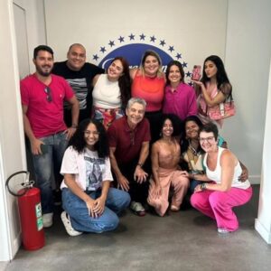Juliana Vasconcelos Póvoas Instagram - #MeninasMalvadas nos cinemas!

Pára tudo que eu dublei a Cady Heron! 

Tô felizona por fazer parte do elenco de dublagem da adaptação do musical #MeanGirls pro cinema. 

Parabéns ao timaço de dubladores e à toda a equipe @universalcinergia. Muito obrigada, @bea_debeatriz, nossa diretora e Regina George. Amassaste! 

Fotos do nosso encontro na @paramountbrasil pra assistirmos ao longa dublado. 😉🩷

#MeamGirls #MeninasMalvadas #cadyheron #reginageorge