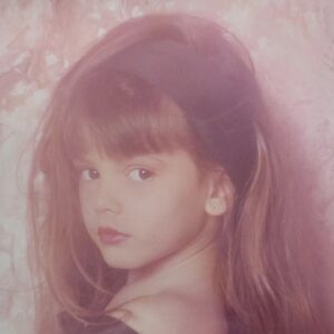 Juliana Vasconcelos Póvoas Instagram - Criança modelo, cantora, repórter mirim. #felizdiadascrianças #90skid