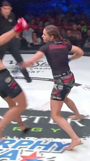 Juliana Velasquez Instagram - É isso que acontece quando uma leoa sai para caçar! 💪😤

🎥: @juvelasquez

*Contém texto alternativo

Descrição para acessibilidade: vídeo com highlights de lutas de Juliana Velasquez pelo Bellator.

#Combate #Bellator