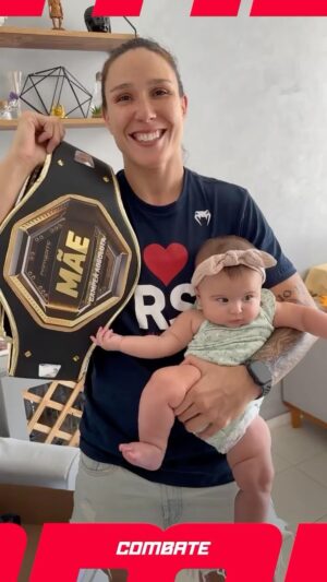 Juliana Velasquez Instagram - Uma mamãe supercampeã! 🏆

A @juvelasquez tá comemorando o seu primeiro Dia das Mães e nada mais merecido do que levar o cinturão de campeã absoluta pra casa! ❤️

Feliz Dia das Mães! 👏

*Contém texto alternativo 

Descrição com acessibilidade: vídeo de Juliana Velasquez recebendo o cinturão de campeã absoluta do Combate.

#Combate #DiaDasMaes #JuVelasquez