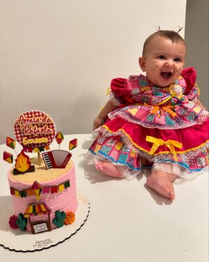 Juliana Velasquez Instagram - 6 meses de muito amor;
6 meses de muito aprendizado;
6 meses sem dormir rs.
Tempo vai devagar!