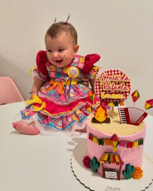 Juliana Velasquez Instagram - 6 meses de muito amor;
6 meses de muito aprendizado;
6 meses sem dormir rs.
Tempo vai devagar!