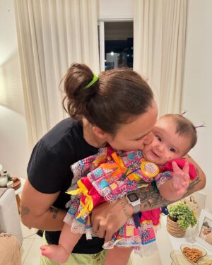 Juliana Velasquez Instagram - 6 meses de muito amor;
6 meses de muito aprendizado;
6 meses sem dormir rs.
Tempo vai devagar!