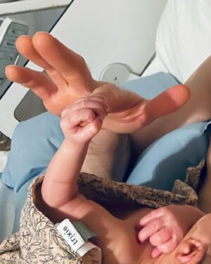 Juliane Wurm Instagram - Hi, I’m Noam! Apart from making the cutest sounds and keeping my parents awake at night, I’m doing my first hangs on papa @drglobulbe ✊🏼🥰