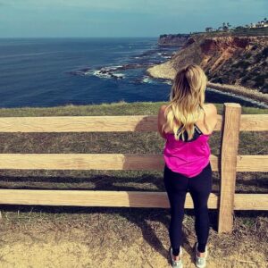 Julianne Arrieta Instagram - Your Friday reminder to get outside this weekend 😚