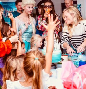 Julianne Arrieta Instagram - The moment you take over & Princess Elsa wants to freeze you!❄️🤣🙈 
@doinapetcu_la 
📸 @tinavonnphotography