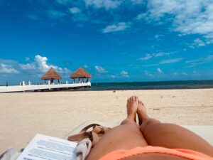 Julianne Arrieta Instagram - Beach days & a good book 📖 are my favorite…. 🏝