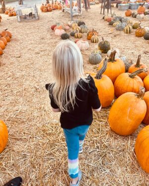 Julianne Arrieta Instagram - Pumpkin 🎃 season… ♥️ #littlegirls