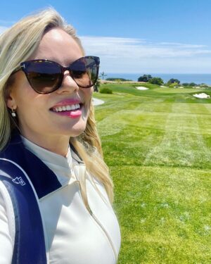 Julianne Arrieta Instagram - Who wants to play some golf? ⛳️ @fiagreensport