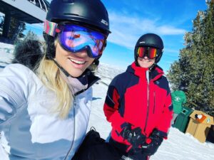 Julianne Arrieta Instagram - Powder days ❄️ are the best days!! 🎿⛷ 

#deervalley #sundancefilmfestival #actress #filmdistributor #movies #skiing #hollywood #parkcity #halleyhansen