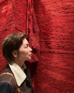 Julianne Nicholson Instagram - #magdalenaabakaniwicz at #tatemodern took our breath away. These #abakans felt like living, breathing beings. The show is on for a few more weeks and I can’t recommend it enough. ❤️ @surley_q