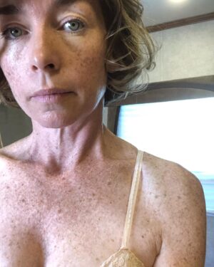 Julianne Nicholson Instagram - Moms… am I right?! @blondethefilm #weirdthealyankovicstory @therokuchannel @netflix