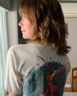 Julianne Nicholson Instagram - From last night’s episode of #mareofeasttown @hbo @hbomax Who did Lori and John go to see to get this tee shirt?