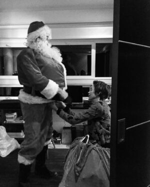 Julianne Nicholson Instagram - Me n Mr.Claus. @jonathan.is.cake 📸 @lucypinter 🎅🏻🔥❤️