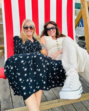Julie Graham Instagram - So FABULOUS to see my wing woman @glamzin deckin about 😎 love you 🩷 #tom&petersweddingpartybrighton