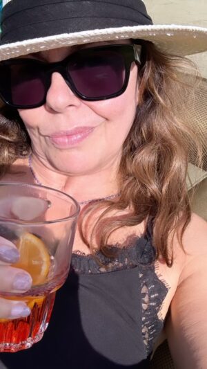 Julie Graham Instagram - Campery 🏕️ 🍸❤️☀️🍷😎✨🥂