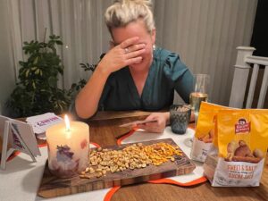 Julie Houle Instagram - ** Novembre est souvent synonyme de temps gris et de fatigue. Pour moi, le meilleur remède est de passer du temps en bonne compagnie, dans le plaisir et dans le rire! :) Ça tombe bien, Krispy Kernels, une entreprise familiale 100% québécoise, a pensé à vous et à moi en créant les nouveaux produits mélange 5 à 7 ! Des mélanges cocktails, disponibles en épicerie, qui deviendront rapidement des incontournables pour une réception en famille ou entre amis! Perso, on a passé un fabuleux apéro entre amis et on a aussi adoré les produits! 

**En collaboration avec Krispy Kernels, je vous invite à participer à un concours pour courir la chance de gagner votre boite-cadeau Krispy Kernels. Dites-moi avec qui vous aimeriez partager un moment de plaisir. Une boîte-cadeau incluant des produits Krispy Kernels et tout le nécessaire pour créer une belle ambiance sera envoyée à une personne chanceuse! (Note: Un seul cadeau pour mes abonnés des 2 plateformes IG et FB le gagnant sera connu le 2 décembre 2022)
 @krispy_kernels  #achatlocal #alimentsqc