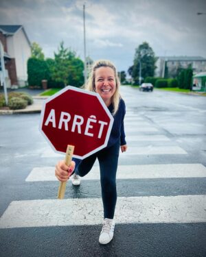 Julie Houle Instagram - **Concours national Le Brigadier favori du Canada !**

La sécurité des enfants me tient à coeur, comme ils ont commencé l’école il y a quelques  semaines, ce concours arrive à point! 

🛑 Vous connaissez un excellent brigadier scolaire? 😍 Que dis-je, le meilleur brigadier scolaire? Parents, enfants ou écoles, soumettez la candidature de votre brigadier préféré pour le concours national « Le Brigadier favori du Canada » de @parachutecanada afin que leur contribution au sein de votre communauté soit reconnue. Les nominations sont ouvertes du 26 septembre au 14 novembre 2022. 

👋🏼 Une somme de 500 $ à gagner pour le brigadier qui reçoit un trophée et qui fera également gagner 500 $ à son école! 

Plus d’informations à : https://parachute.ca/fr/programme/le-brigadier-favori-du-canada/#CANFavCrossGuard Participez en grand nombre! J’ai hâte d’en apprendre plus sur ceux qui ont se rôle important dans votre communauté! Les enfants piétons sont les plus souvent blessés en septembre, octobre, novembre, mai et juin, veillons tous ensemble à leur sécurité! 💛