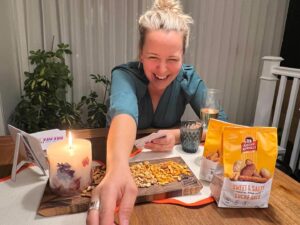 Julie Houle Instagram - ** Novembre est souvent synonyme de temps gris et de fatigue. Pour moi, le meilleur remède est de passer du temps en bonne compagnie, dans le plaisir et dans le rire! :) Ça tombe bien, Krispy Kernels, une entreprise familiale 100% québécoise, a pensé à vous et à moi en créant les nouveaux produits mélange 5 à 7 ! Des mélanges cocktails, disponibles en épicerie, qui deviendront rapidement des incontournables pour une réception en famille ou entre amis! Perso, on a passé un fabuleux apéro entre amis et on a aussi adoré les produits! 

**En collaboration avec Krispy Kernels, je vous invite à participer à un concours pour courir la chance de gagner votre boite-cadeau Krispy Kernels. Dites-moi avec qui vous aimeriez partager un moment de plaisir. Une boîte-cadeau incluant des produits Krispy Kernels et tout le nécessaire pour créer une belle ambiance sera envoyée à une personne chanceuse! (Note: Un seul cadeau pour mes abonnés des 2 plateformes IG et FB le gagnant sera connu le 2 décembre 2022)
 @krispy_kernels  #achatlocal #alimentsqc