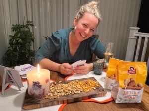 Julie Houle Instagram - ** Novembre est souvent synonyme de temps gris et de fatigue. Pour moi, le meilleur remède est de passer du temps en bonne compagnie, dans le plaisir et dans le rire! :) Ça tombe bien, Krispy Kernels, une entreprise familiale 100% québécoise, a pensé à vous et à moi en créant les nouveaux produits mélange 5 à 7 ! Des mélanges cocktails, disponibles en épicerie, qui deviendront rapidement des incontournables pour une réception en famille ou entre amis! Perso, on a passé un fabuleux apéro entre amis et on a aussi adoré les produits! 

**En collaboration avec Krispy Kernels, je vous invite à participer à un concours pour courir la chance de gagner votre boite-cadeau Krispy Kernels. Dites-moi avec qui vous aimeriez partager un moment de plaisir. Une boîte-cadeau incluant des produits Krispy Kernels et tout le nécessaire pour créer une belle ambiance sera envoyée à une personne chanceuse! (Note: Un seul cadeau pour mes abonnés des 2 plateformes IG et FB le gagnant sera connu le 2 décembre 2022)
 @krispy_kernels  #achatlocal #alimentsqc