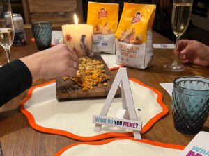 Julie Houle Instagram - ** Novembre est souvent synonyme de temps gris et de fatigue. Pour moi, le meilleur remède est de passer du temps en bonne compagnie, dans le plaisir et dans le rire! :) Ça tombe bien, Krispy Kernels, une entreprise familiale 100% québécoise, a pensé à vous et à moi en créant les nouveaux produits mélange 5 à 7 ! Des mélanges cocktails, disponibles en épicerie, qui deviendront rapidement des incontournables pour une réception en famille ou entre amis! Perso, on a passé un fabuleux apéro entre amis et on a aussi adoré les produits! 

**En collaboration avec Krispy Kernels, je vous invite à participer à un concours pour courir la chance de gagner votre boite-cadeau Krispy Kernels. Dites-moi avec qui vous aimeriez partager un moment de plaisir. Une boîte-cadeau incluant des produits Krispy Kernels et tout le nécessaire pour créer une belle ambiance sera envoyée à une personne chanceuse! (Note: Un seul cadeau pour mes abonnés des 2 plateformes IG et FB le gagnant sera connu le 2 décembre 2022)
 @krispy_kernels  #achatlocal #alimentsqc