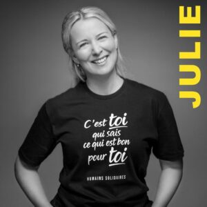 Julie Houle Instagram - Coucou! 👋🏼

Je me suis associée à la campagne @hum1solidaires @petitegazelleatelier 🖤

J’ai choisi une phrase super significative pour moi et je me suis dit que vous seriez nombreux à vouloir la porter fièrement!!💘

Avec tout achat 5$ ira à @fcjmonteregie 💙

PS: c’est un très joli cadeau de Noël 🎅🏽
PPS: C’est le temps de commander pour le recevoir à temps! 😉
 🎁 Lien dans ma bio