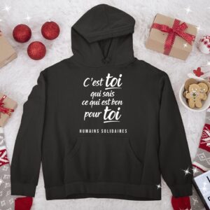 Julie Houle Instagram - Coucou! 👋🏼

Je me suis associée à la campagne @hum1solidaires @petitegazelleatelier 🖤

J’ai choisi une phrase super significative pour moi et je me suis dit que vous seriez nombreux à vouloir la porter fièrement!!💘

Avec tout achat 5$ ira à @fcjmonteregie 💙

PS: c’est un très joli cadeau de Noël 🎅🏽
PPS: C’est le temps de commander pour le recevoir à temps! 😉
 🎁 Lien dans ma bio