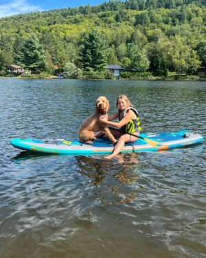 Julie Houle Instagram - #001   #Angus   derniers jours d’été= 💛💙🤎 #ete #ete2022 #summer #summervibes☀️ #chienchien #goldendoodle 📸@bernardgrenon