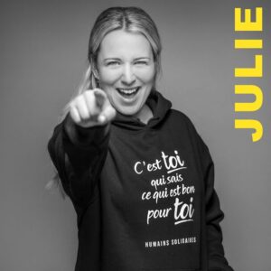 Julie Houle Instagram - Coucou! 👋🏼

Je me suis associée à la campagne @hum1solidaires @petitegazelleatelier 🖤

J’ai choisi une phrase super significative pour moi et je me suis dit que vous seriez nombreux à vouloir la porter fièrement!!💘

Avec tout achat 5$ ira à @fcjmonteregie 💙

PS: c’est un très joli cadeau de Noël 🎅🏽
PPS: C’est le temps de commander pour le recevoir à temps! 😉
 🎁 Lien dans ma bio