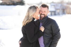 Julie Houle Instagram - Si jamais vous n’étiez pas tombé sur le « front page » du magazine La Semaine en faisant votre épicerie en fin de semaine pis que vous n’avez pas vu ça passer, je vous présente mon fiancé 💍♥️😄
 
Photo: Eric Myre