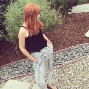 Julie McNiven Instagram - Comfy, casual, high waist #nowgenxkohls pants! Even threw on a wee kitten heel! 🐱 ❤️❤️❤️
.
Link in stories 
@kohls @nowandgen 
.
📸 by Tasman