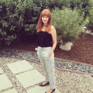 Julie McNiven Instagram - Comfy, casual, high waist #nowgenxkohls pants! Even threw on a wee kitten heel! 🐱 ❤️❤️❤️
.
Link in stories 
@kohls @nowandgen 
.
📸 by Tasman