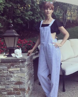 Julie McNiven Instagram - In LOVE with my #NowGenXKohls overalls! So proud of my talented friend @nowandgen for designing her own line of cute clothes at @kohls 
.
Paired with a green tee, a bikini top, and a maroon peekaboo midriff. 
.
Part of her proceeds will be donated to @greenforall_official ! 
.
More pics and link in stories.