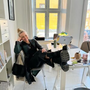 Julie R. Ølgaard Instagram - Følelsen når man har trykket SEND på en stor ansøgning - og faktisk kom i mål…hele 16 min før tid 🙌🏻❤️‍🔥 Tak til verdens sejeste team @johanne_bie @anlo @saradockir 🫶🏻 @hitheroproductions