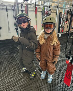 Julie R. Ølgaard Instagram - Selvom jeg er afsted med hele familien, er der dog INGEN tvivl om hvem det største legebarn er, når det kommer til ski ⛷️ Gustav har rejst hele verden rundt og boet i alt fra USA til Australien for at stå World Cup i pukkelpist, og i mange år var ski alt for ham. Selvom han han lagt det liv bag sig (og hans knæ har måtte betale prisen) så betyder ski stadig virkelig meget for ham 🫶🏻 Jeg elsker det! Han kan være så målrettet og fokuseret i hverdagen, og det er derfor en fest at se ham folde sig ud i sneen⛷️ Afterski er selvfølgelig ikke helt det samme med kiddos, men lige den del var nok os mest noget jeg gjorde mig i… 💃🏼🍻 @chokolade_muus #mogul #pukler #pukkelpist #ski