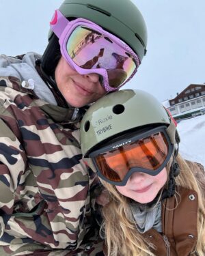 Julie R. Ølgaard Instagram - “Hvem er vi? Vi er pigerne på ski 🤜🏻🤛🏻” aka Roxie og mit nye kampråb når vi står ned af pisterne. Skiferie med børn kan altså noget helt særligt, og den måde man er sammen på som familie, kan også noget helt unikt! Jeg er taknemmelig for, at vi har mulighed for at gøre det her med, og for, vores børn - og jeg elsker hvert sekund❤️ (ja, ja - måske lige på nær skænderierne, but you know…🤦🏼‍♀️) #familie #ski #børn #favorit