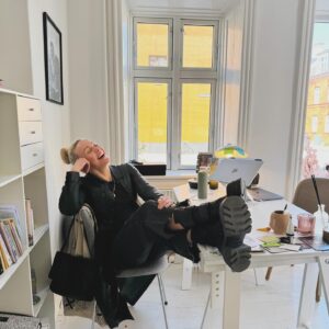 Julie R. Ølgaard Instagram - Følelsen når man har trykket SEND på en stor ansøgning - og faktisk kom i mål…hele 16 min før tid 🙌🏻❤️‍🔥 Tak til verdens sejeste team @johanne_bie @anlo @saradockir 🫶🏻 @hitheroproductions