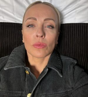 Julie R. Ølgaard Instagram - Et par dejlige og lange dage i Århus er ovre, og vi er nu ca halvvejs i optagelserne til det nye program jeg er vært på, som vi glæder os meget til at vise jer på @dr1tv til august 💃🏼