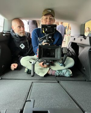 Julie R. Ølgaard Instagram - WE DID IT!!!…var den følelse jeg stod med for præcis et år siden i dag, da “Englemageren” havde premiere i de danske biografer. Det er vildt at tænke på, at der er gået et år! Det føles både som om det er gået vanvittigt hurtigt, fordi der er sket SÅ mange ting, men samtidig føles den tid også som om den ligger flere år tilbage!
Det var en no doubt en af de hårdeste, men også bedste oplevelser jeg har haft arbejdesmæssigt - som altid vil have en helt speciel plads i mit hjerte. Det var vild tid og jeg fik i den grad nogle knubs (det får man når man kaster sig ud i på nye eventyr og går forrest) men jeg var heldigvis omringet af nogle virkelig gode mennesker, som min partner in crime @esbentonnesen - og resten af vores kreative hold 🫶🏻 Tak for alt jeres gode respons og modtagelse af vores film - vi glæder os til at vise jer mange flere i fremtiden 🎬