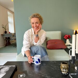 Julie R. Ølgaard Instagram - Find en kæreste der kigger på dig, som Dolly kigger på mig…men måske én der gør lidt mindre og som du ikke skal samle l… op efter 🐶