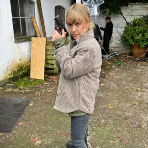 Julie R. Ølgaard Instagram - I dag er det 6 måneder siden @englemageren havde biografpremiere - og det er slet ikke til at fatte, at der kun er gået 6 måneder. Der er sket SÅ overdrevet meget siden, og I har taget så vanvittig godt imod vores film (tak tak tak)! Jeg føler, at der er gået flere år siden vi stod til premieren i Imperial, til en af de mest overvældende aftener i mit liv🙏🏻 At tænke på, at det også kun er lidt over 1 år siden, at vi sagde “tak” sidste gang på settet og gik i klip, er endnu mere uvirkeligt! Det har været et år fuld af læring. Jeg har bl.a. lært hvad der er vigtigt, og at man skal lytte til sin intuition - ALTID - og hvis tingene lyder for gode til at være sande, ja, så er de det nok også! Hard work pays off, og gode mennesker findes. Tak for jer❤️I ved hvem I er! Jeg har haft brug for at trække vejret dybt ned i maven og mærke efter om jeg var klar til en tur til…det er jeg - og jeg glæder mig til alt der er i vente 🤘🏻 What a ride - på godt og ondt!!!! @hitheroproductions