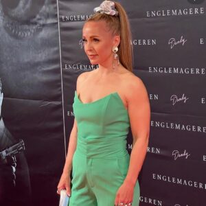 Julie R. Ølgaard Instagram - I dag er det 6 måneder siden @englemageren havde biografpremiere - og det er slet ikke til at fatte, at der kun er gået 6 måneder. Der er sket SÅ overdrevet meget siden, og I har taget så vanvittig godt imod vores film (tak tak tak)! Jeg føler, at der er gået flere år siden vi stod til premieren i Imperial, til en af de mest overvældende aftener i mit liv🙏🏻 At tænke på, at det også kun er lidt over 1 år siden, at vi sagde “tak” sidste gang på settet og gik i klip, er endnu mere uvirkeligt! Det har været et år fuld af læring. Jeg har bl.a. lært hvad der er vigtigt, og at man skal lytte til sin intuition - ALTID - og hvis tingene lyder for gode til at være sande, ja, så er de det nok også! Hard work pays off, og gode mennesker findes. Tak for jer❤️I ved hvem I er! Jeg har haft brug for at trække vejret dybt ned i maven og mærke efter om jeg var klar til en tur til…det er jeg - og jeg glæder mig til alt der er i vente 🤘🏻 What a ride - på godt og ondt!!!! @hitheroproductions