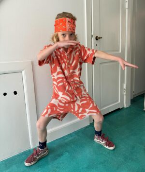 Julie R. Ølgaard Instagram - Verdens bedste Cooper 7 år i dag🇩🇰 Kæmpe hurra og tak fordi du blev lige netop min dreng 🫶🏻 
Weekenden har stået på dobbelt fejring med familie, venner og masser af børn - og alt hvad der dertil hører❤️ (samt overdådigt flotte kager og boller fra @bodenhoff_officiel - til dem der kunne tro jeg selv havde lavet dem = ingen 😂) #reklame // tags
Vi har to lykkelige børn og er to rimelig trætte forældre - men fulde af 🫶🏻
@chokolade_muus