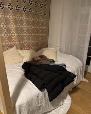 Julie R. Ølgaard Instagram - GODT NYTÅR🍾Håber alle er kommet godt ind i det🌟 Vi havde den dejligste aften med alle de bedste ingredienser = familie, venner og masser af højt humør 🤘🏻 Det lyder måske mærkeligt, men at se mine kids falde omkuld i jakkerne efter en laaaang aften, vækker nogle dejlige minder fra min egen barndom, og jeg elsker alt ved det - og husker mig selv på hvor taknemmelig jeg er for at kunne give dem de minder❤️ Velkommen 2024 - let’s do this 🙌🏻