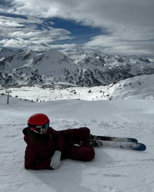 Julie R. Ølgaard Instagram - Selvom jeg er afsted med hele familien, er der dog INGEN tvivl om hvem det største legebarn er, når det kommer til ski ⛷️ Gustav har rejst hele verden rundt og boet i alt fra USA til Australien for at stå World Cup i pukkelpist, og i mange år var ski alt for ham. Selvom han han lagt det liv bag sig (og hans knæ har måtte betale prisen) så betyder ski stadig virkelig meget for ham 🫶🏻 Jeg elsker det! Han kan være så målrettet og fokuseret i hverdagen, og det er derfor en fest at se ham folde sig ud i sneen⛷️ Afterski er selvfølgelig ikke helt det samme med kiddos, men lige den del var nok os mest noget jeg gjorde mig i… 💃🏼🍻 @chokolade_muus #mogul #pukler #pukkelpist #ski